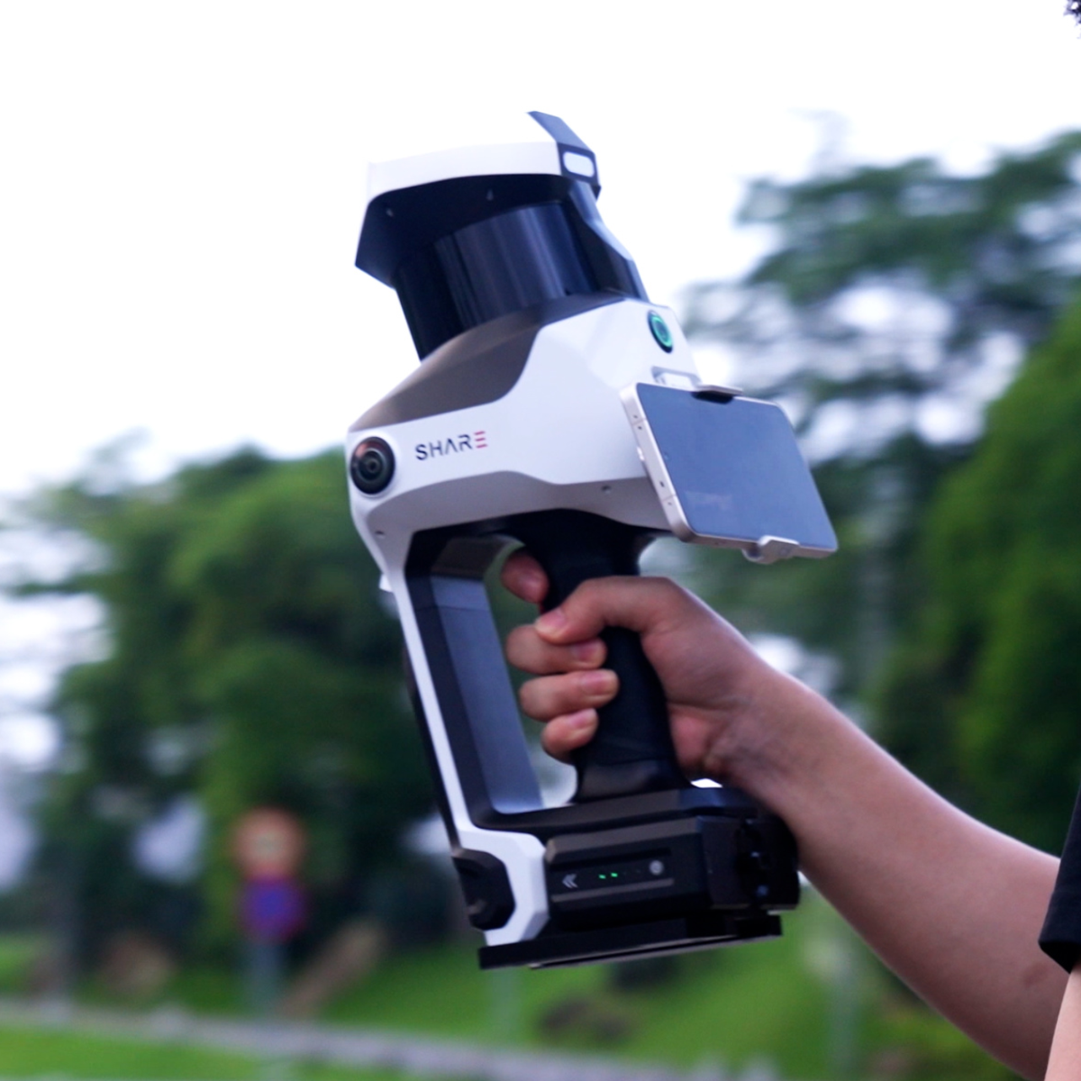SHARE C10 handheld walk outdoors
